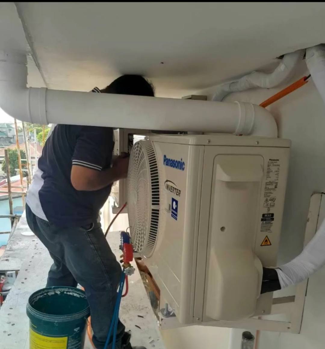 Shopping Mall Outdoor AC Unit Maintenance